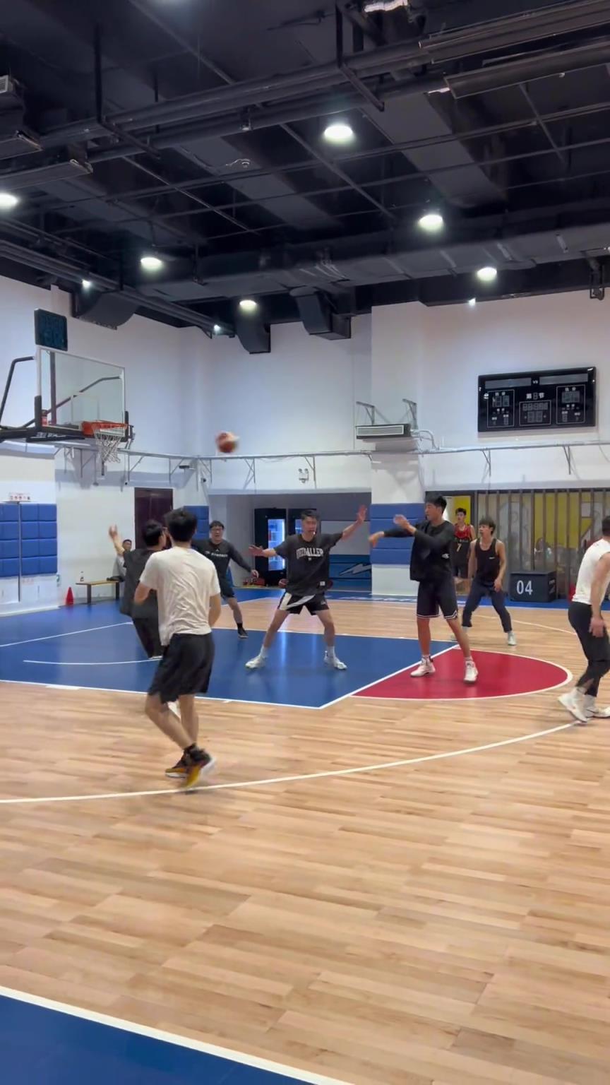 對手回家后：老婆，我今天在野球場匹配到巔峰馬刺隊(duì)了！