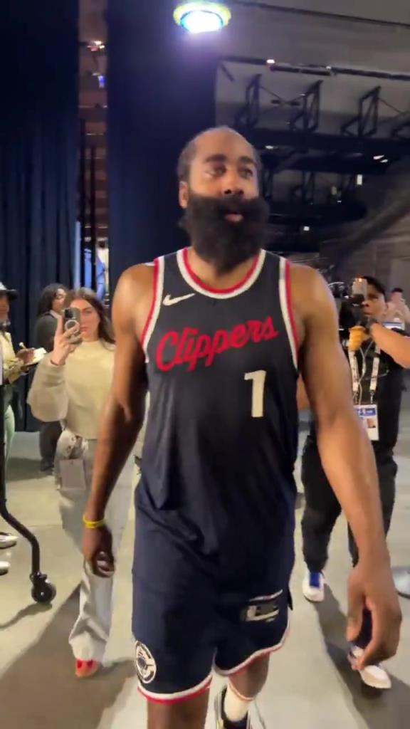 爆砍39分！哈登賽后走入球員通道氣喘吁吁：今天是場艱苦的戰(zhàn)斗