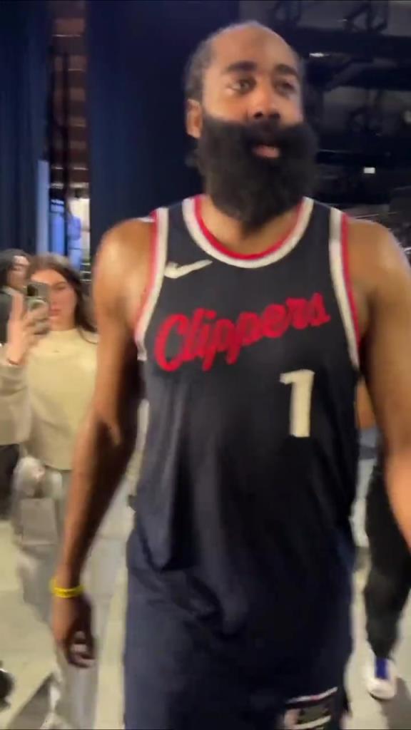 贏了！哈登賽后走回更衣室在球員通道和工作人員一一擊掌慶祝