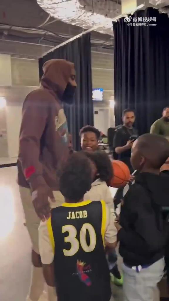 哈登賽后對小朋友：聽你們家長的話，總有一天你們也會打進NBA