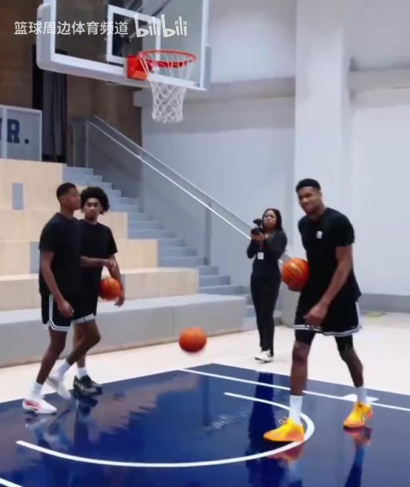 別人能學得來嗎？名場面：字母哥指導小球員籃下腳步！