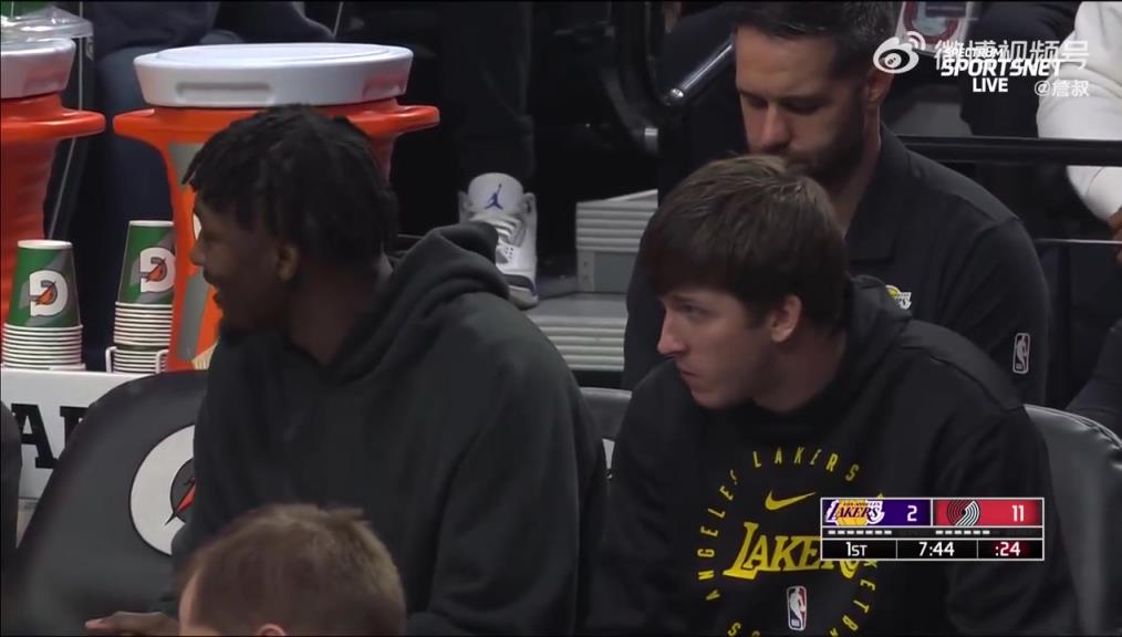 鎖定西部第三愜意得很！里夫斯輪休在板凳席上吃東西被抓拍到了