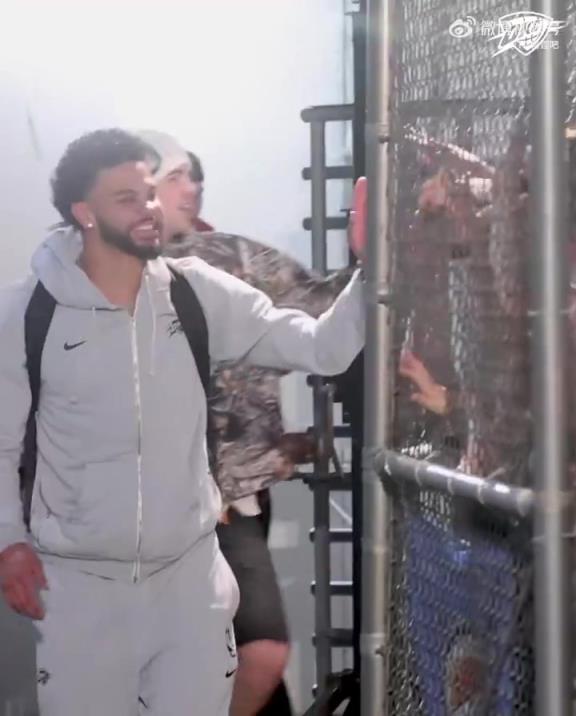 68勝歷史第五傲人戰(zhàn)績！雷霆全員回到OKC，當地球迷熱情接機