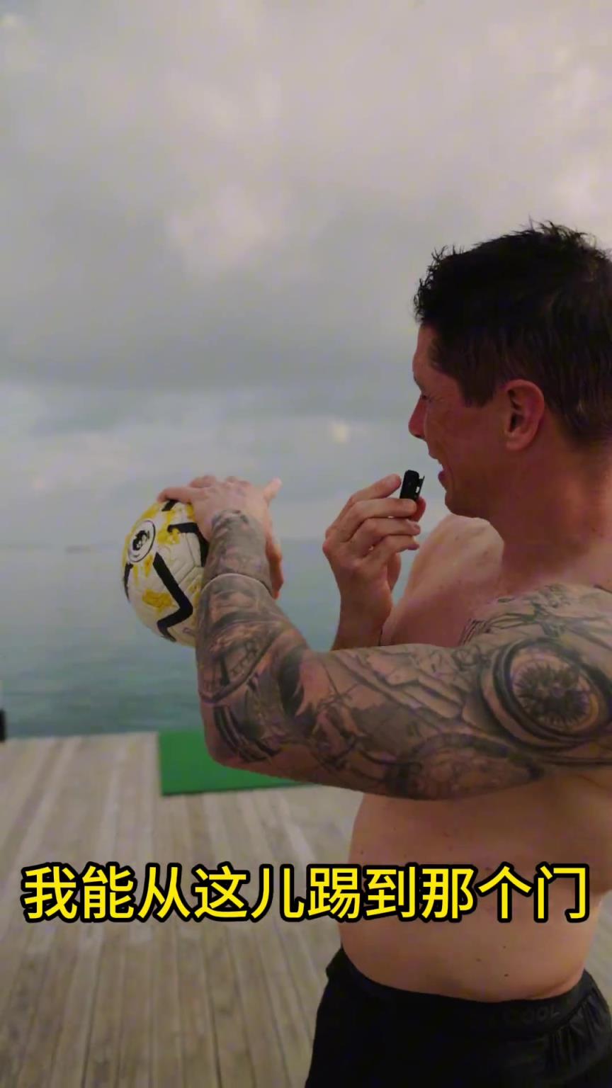 當(dāng)年多少人的偶像！托雷斯挑戰(zhàn)赤腳進(jìn)球