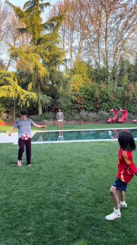 馬塞洛和兒子隔水相傳！大兒子腳法有點(diǎn)東西的！