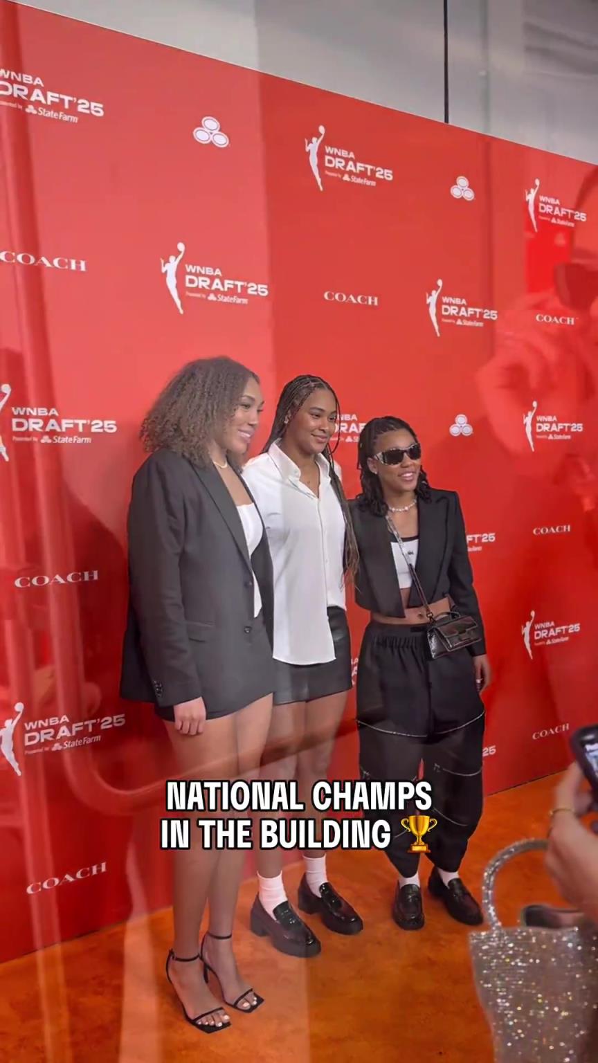 吧友們有喜歡的嗎？WNBA選秀大會(huì)上，到處都有靚麗的風(fēng)景線