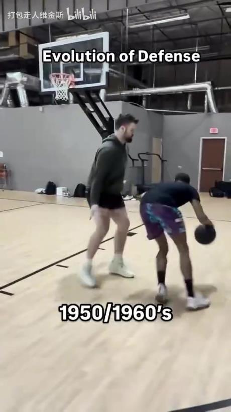 太真實(shí)了！外網(wǎng)網(wǎng)紅惡搞NBA不同時(shí)代的防守尺度變化！