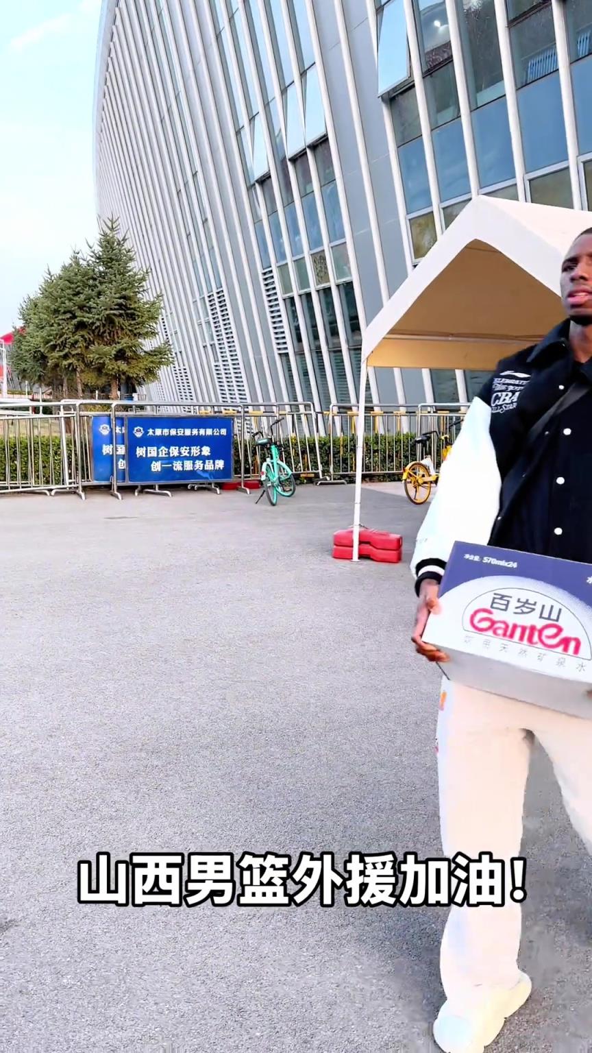 不是！你們山西外援合同還包括搬水的？