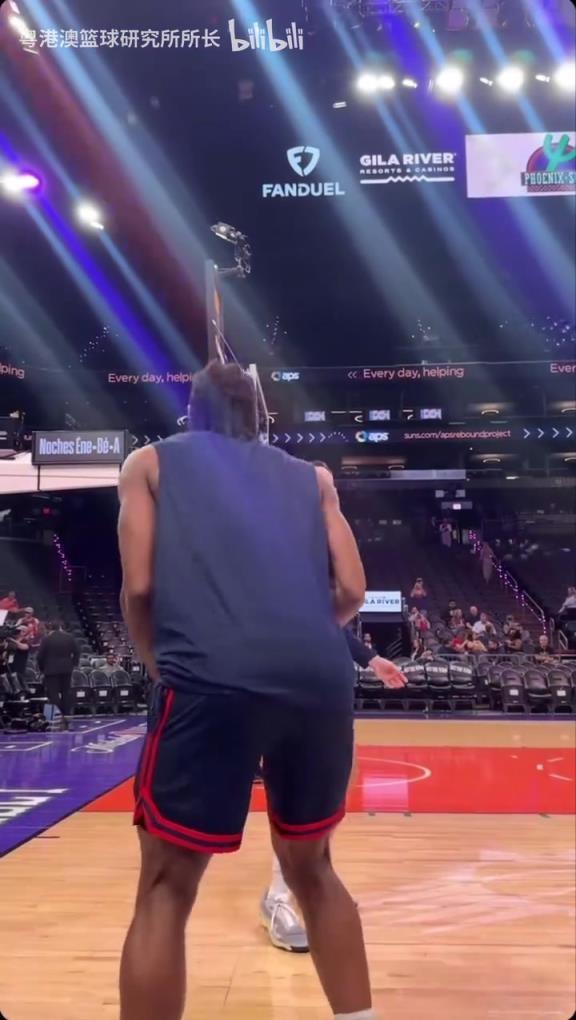 機(jī)器人級(jí)別的靜態(tài)身體！近距離看小卡的賽前熱身！