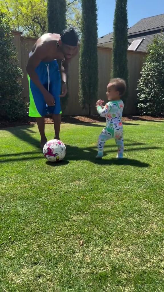 足球要從娃娃抓起！SGA帶娃踢足球，小孩摔倒時(shí)鼓掌“嘲笑”！