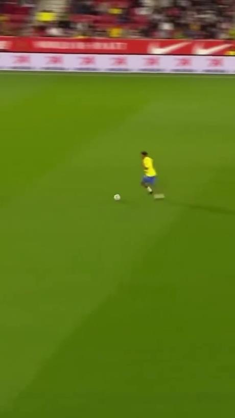 45歲還開(kāi)掛！小羅再現(xiàn)牛尾巴過(guò)人，微笑單挑門(mén)將輕松打進(jìn)